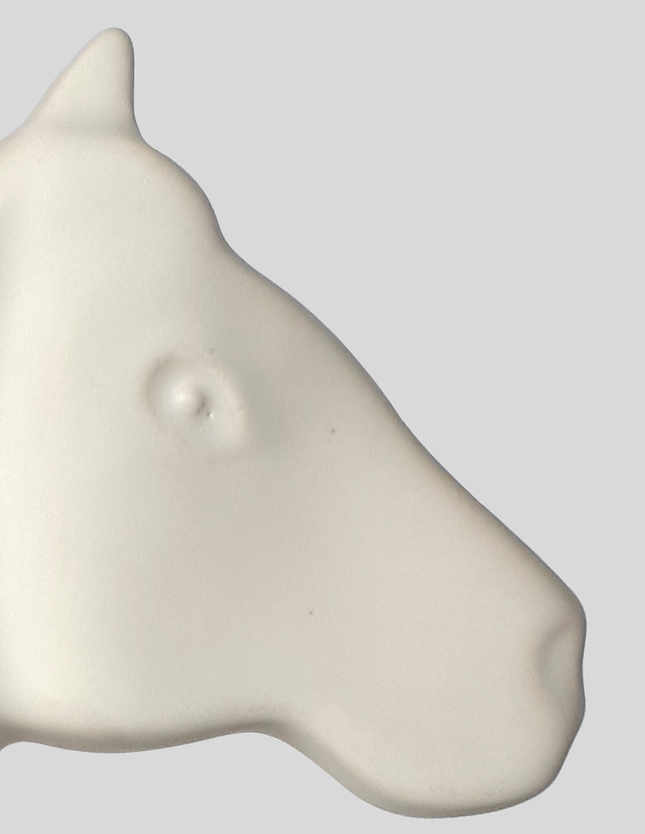 Figura de caballo de ajedrez de cerámica