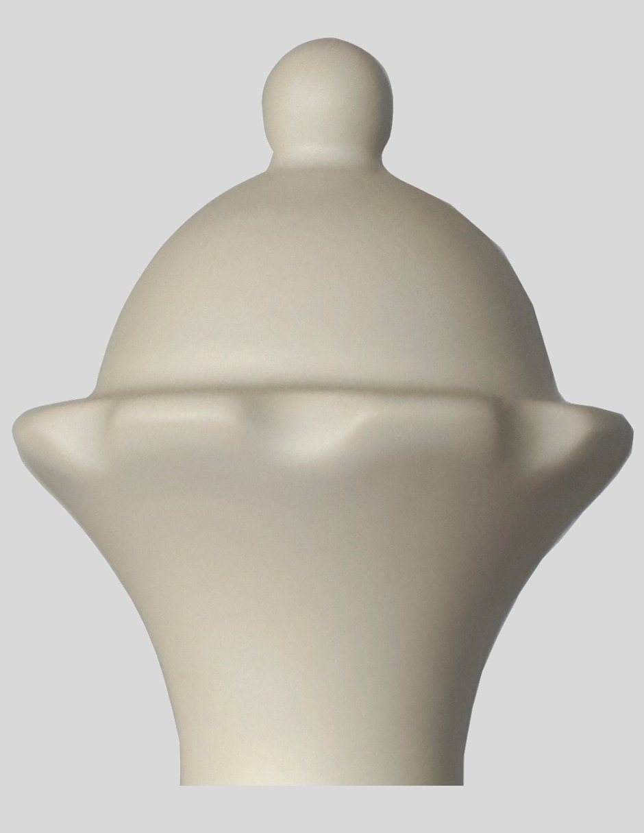 Figura de reina ajedrez de cerámica