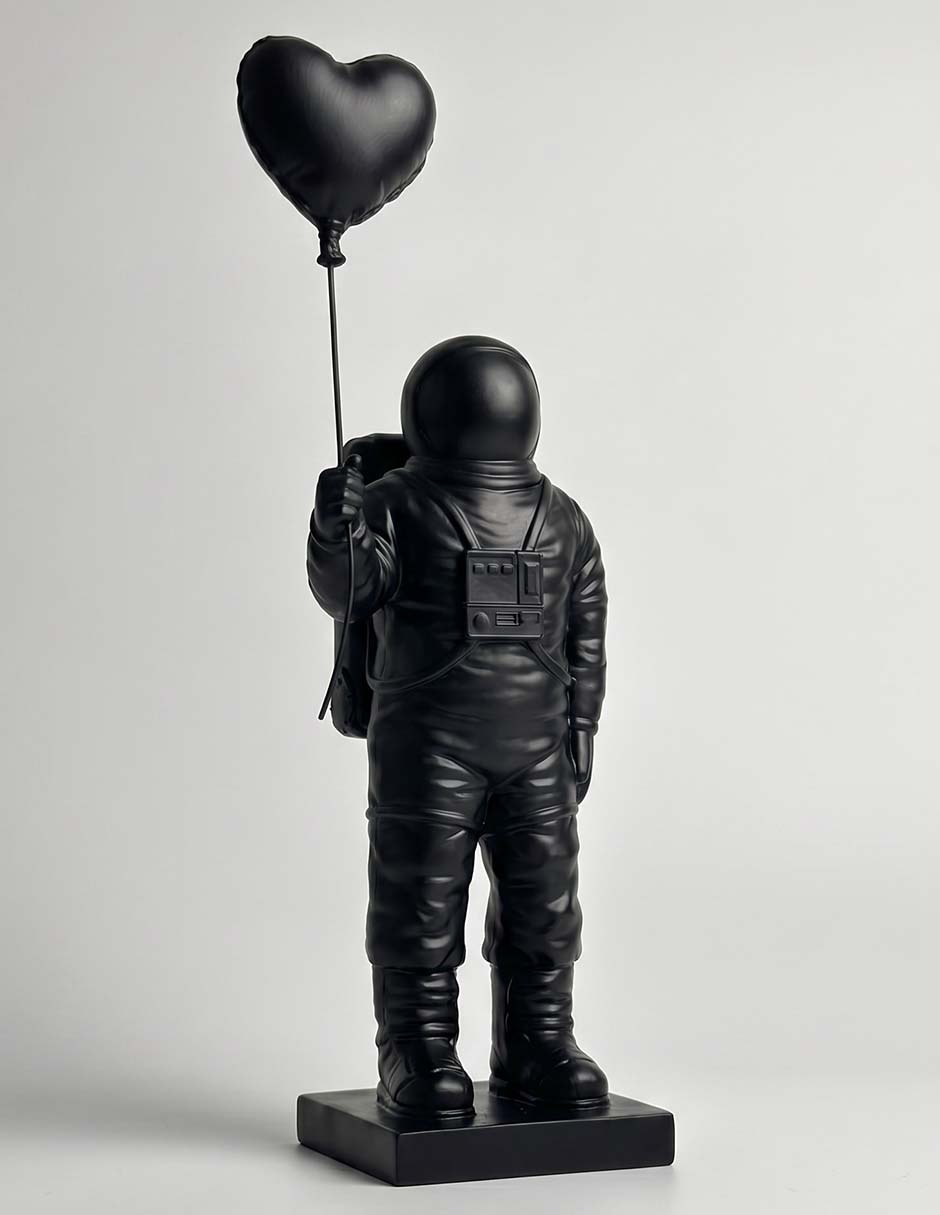 Figura decorativa de astronauta con corazón de resina