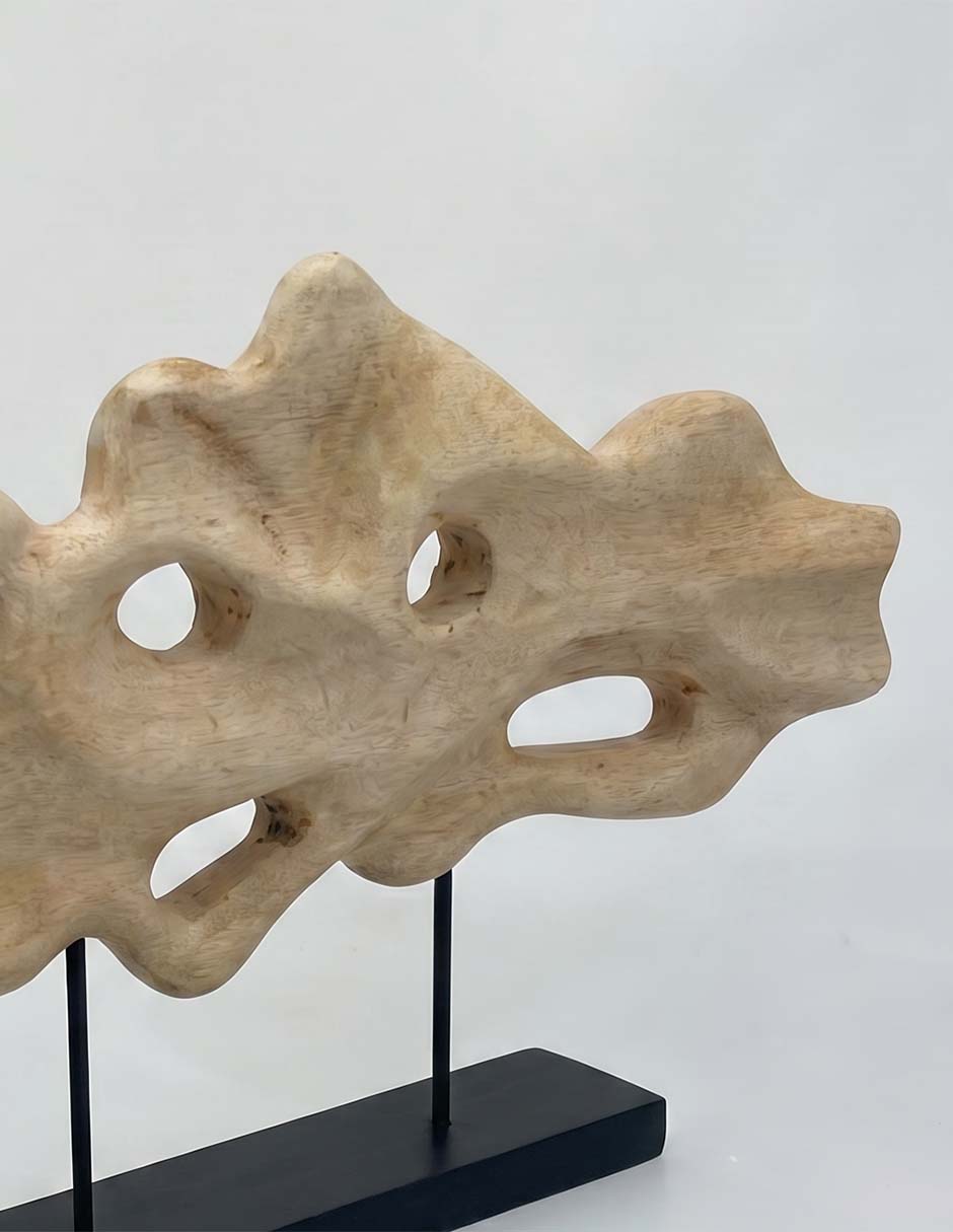Escultura asimétrica de madera