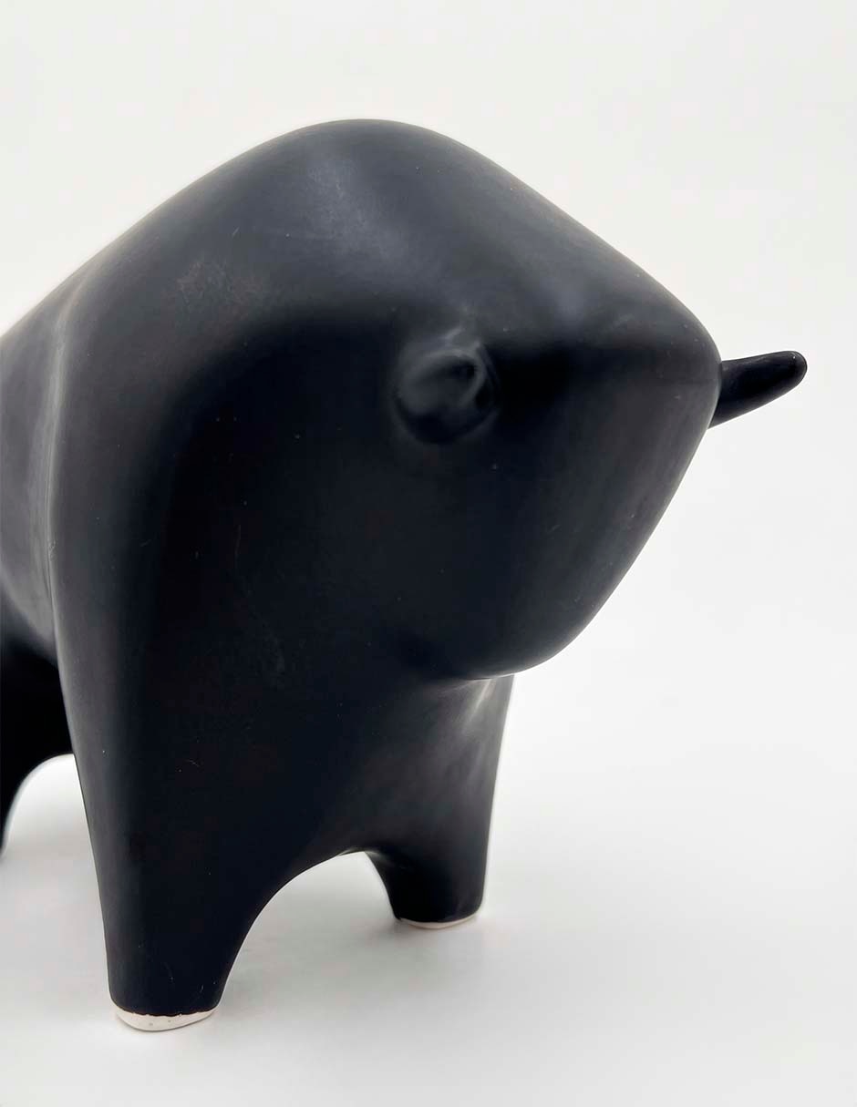 Figura decorativa de toro de cerámica 3